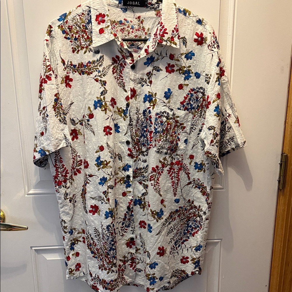 Jogal White Short-Sleeve Floral Button-Down Shirt - Red & Blue Floral